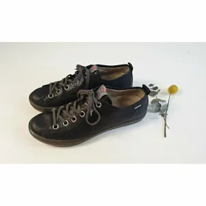 Camper pre-owned black leather laceup flats size 40